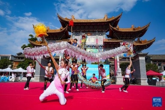 10月19日，四川師范大學舞龍隊在傳統(tǒng)舞龍項目中比賽，最終他們獲得該項目銀獎。