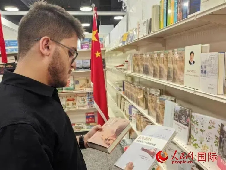 第二十三屆約旦安曼國際書展于10月10日至19日在約旦展覽中心舉行，約旦政府和民間各界人士在中國展臺翻閱圖書，熱烈交流互動，感受中華文化之美。人民網(wǎng)記者 李瀟攝