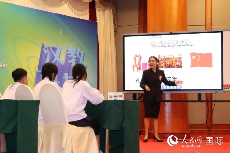 泰國(guó)本土中文教師參賽者現(xiàn)場(chǎng)授課。人民網(wǎng)實(shí)習(xí)生 姚欣可攝