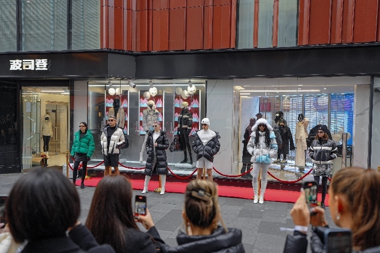 模特在波司登倫敦旗艦店門前展示新款羽絨服。主辦方供圖