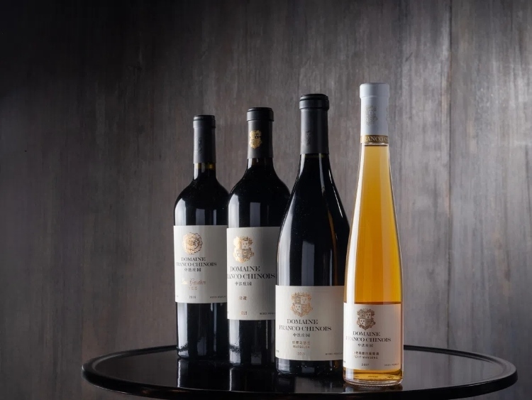 活動(dòng)現(xiàn)場(chǎng)推介了懷來(lái)中法莊園珍藏馬瑟蘭干紅、小芒森甜白等優(yōu)質(zhì)葡萄酒。主辦方供圖