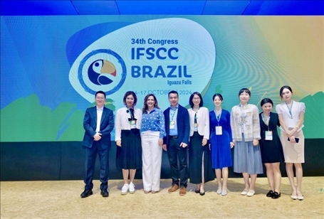 百雀羚集團高層與研發(fā)團隊。受訪方供圖