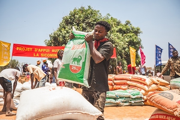 村民們興高采烈地把種子和化肥搬回家。中鐵資源供圖