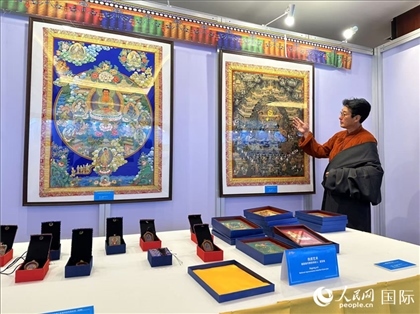 熱貢藝術(shù)國(guó)家級(jí)代表性傳承人夏吾角向嘉賓介紹作品。人民網(wǎng)記者 簡(jiǎn)承淵攝