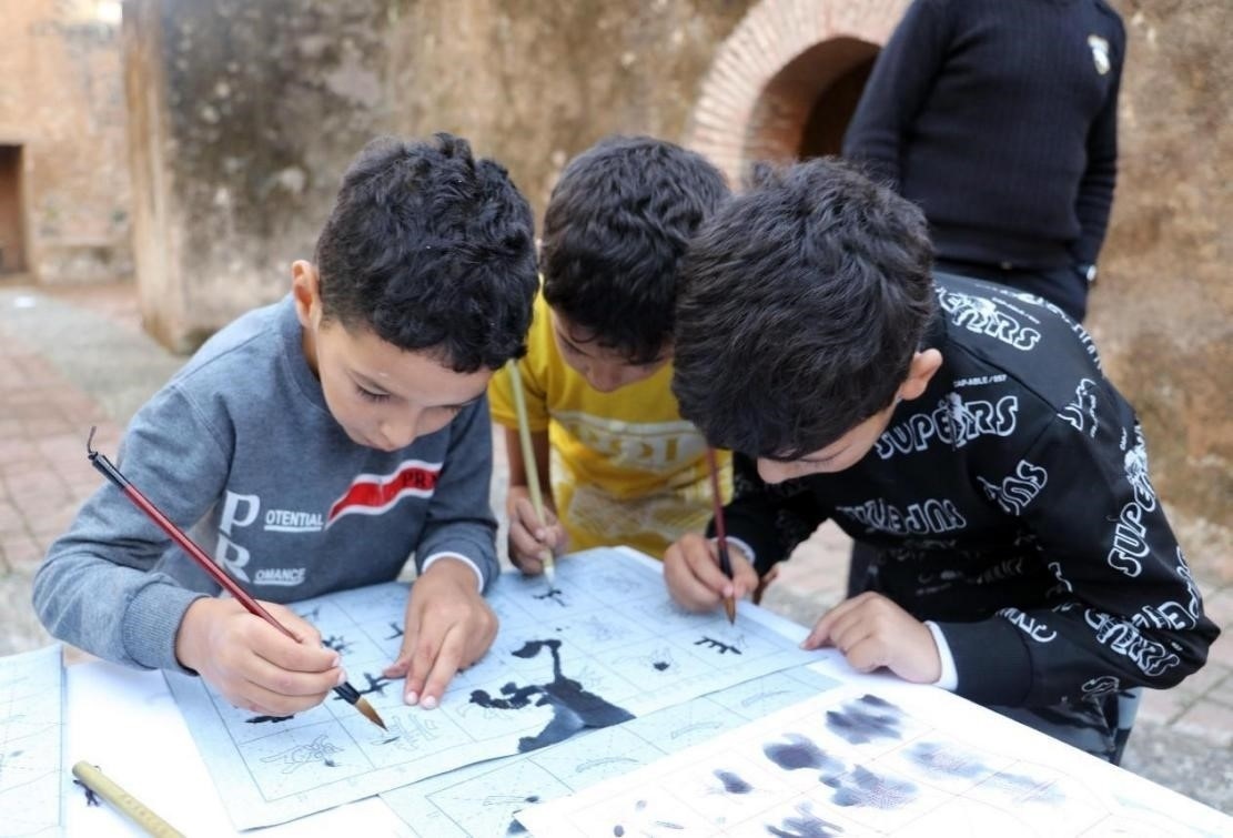 一起學(xué)書法。拉巴特中國(guó)文化中心供圖