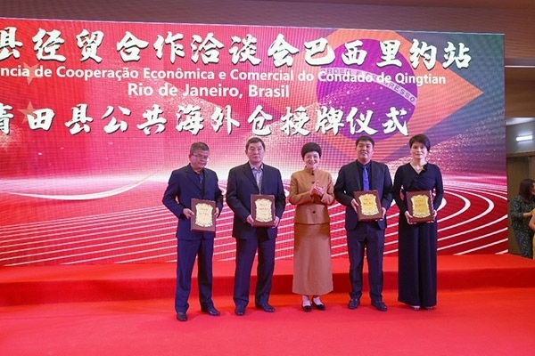 青田縣委書記林霞為公共海外倉授牌。人民網(wǎng)記者 陳海琪攝