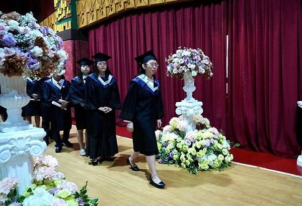 菲律賓岐黃中醫(yī)學(xué)院首屆12名畢業(yè)生順利獲得中醫(yī)相關(guān)執(zhí)業(yè)資格。人民網(wǎng)記者 樊帆攝