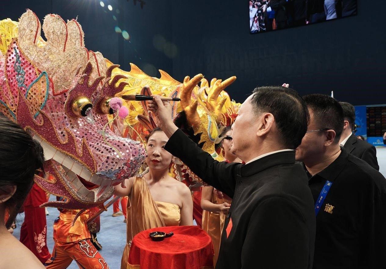 出席開賽儀式的領(lǐng)導(dǎo)及嘉賓共同為參賽龍獅隊(duì)點(diǎn)睛。（受訪者供圖）