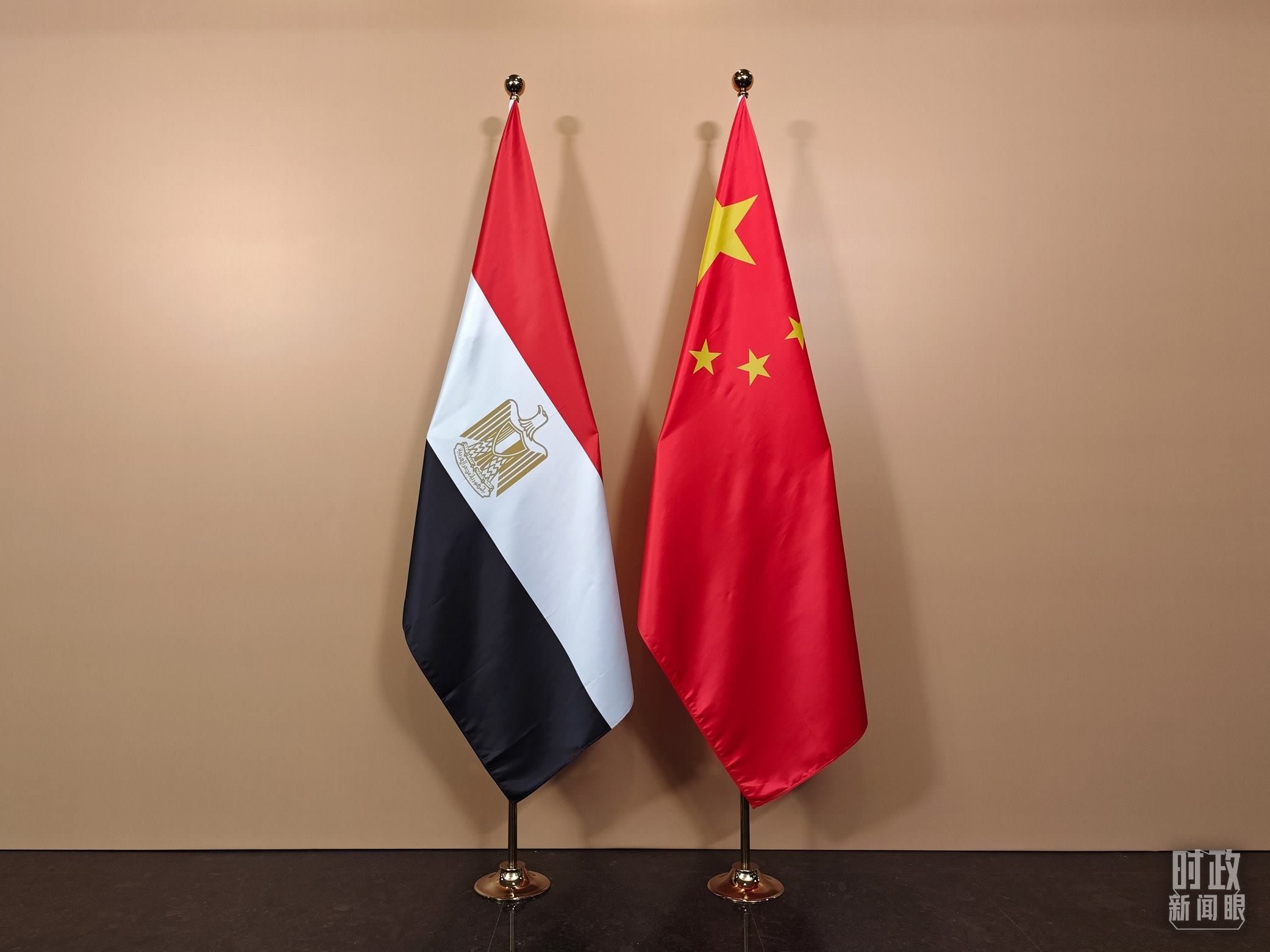 △ 會見廳外的中國埃及兩國國旗。（總臺央視記者彭漢明拍攝）