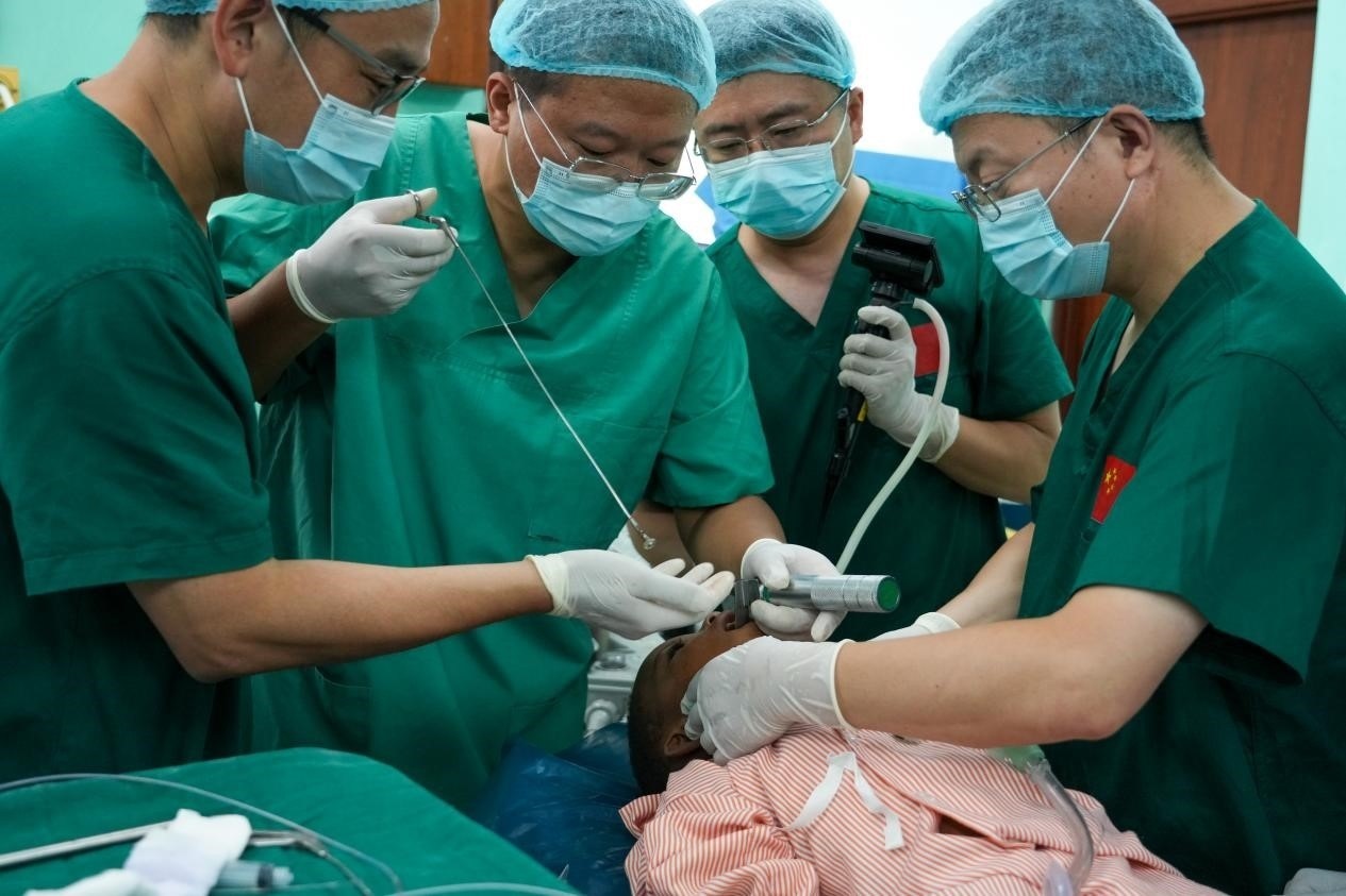 引起患兒窒息的異物被成功取出。中國援桑醫(yī)療隊(duì)供圖