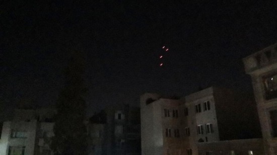  這是10月26日4點50分左右拍攝的德黑蘭市區(qū)。當(dāng)?shù)貢r間26日凌晨，新華社記者在伊朗首都德黑蘭多次聽到爆炸聲。新華社記者姚兵攝