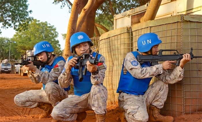 匯報(bào)一線偵察情況。王軍杰攝