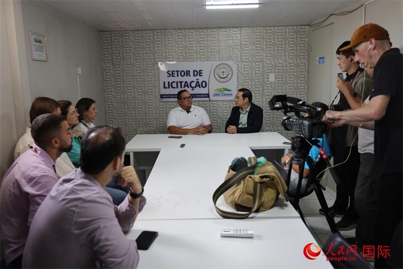 巴西東北部北里奧格蘭德州若昂卡馬拉市市長(zhǎng)馬諾埃爾·貝爾納接受聯(lián)合采訪團(tuán)采訪。 人民網(wǎng)記者 時(shí)元皓攝