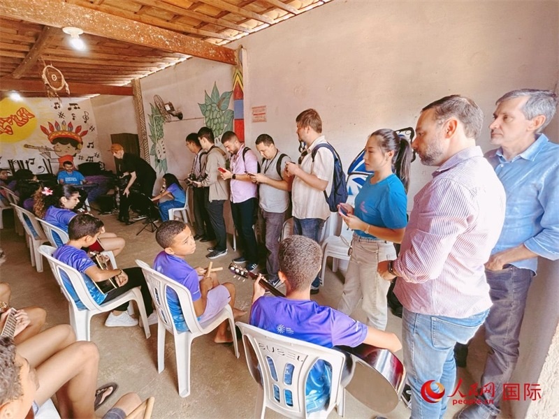  受益于中國(guó)企業(yè)的“青少年成長(zhǎng)”項(xiàng)目，700多名當(dāng)?shù)厍嗌倌甑囊魳?lè)和足球夢(mèng)想插上了翅膀。圖為聯(lián)合采訪團(tuán)正在采訪參加音樂(lè)培訓(xùn)的孩子們。 人民網(wǎng)記者 陳一鳴攝