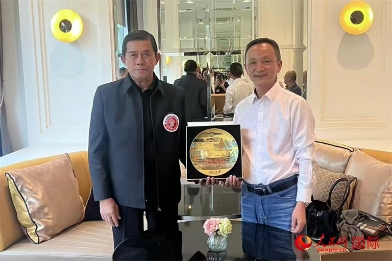 泰中友好協(xié)會(huì)會(huì)長(zhǎng)、泰國(guó)前副總理功·塔帕朗西（左一）會(huì)見(jiàn)浙大團(tuán)組一行。人民網(wǎng)記者 簡(jiǎn)承淵攝