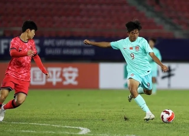 國(guó)少隊(duì)球員魏祥鑫（右）比賽中傳球。新華社記者 李鋼攝