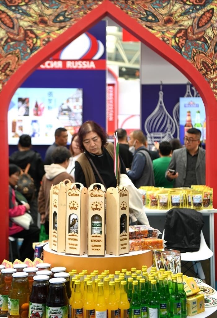 10月25日，觀眾在楊凌農(nóng)高會上合組織國家農(nóng)業(yè)展區(qū)了解農(nóng)產(chǎn)品。新華社記者 鄒競一 攝