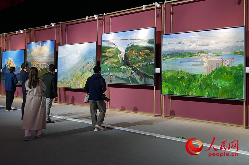 觀眾正在欣賞畫作。人民網(wǎng)記者 韋衍行攝