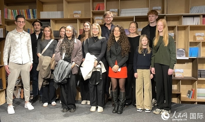 德國建筑師克里斯托夫·黑塞（右六）和合作者。人民網(wǎng) 鄭蘅夏攝