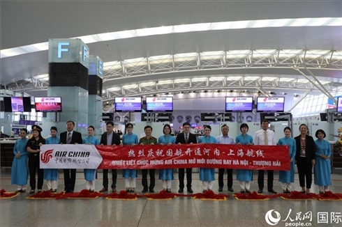 中國(guó)駐越南大使館經(jīng)商處參贊李振民等兩國(guó)嘉賓為儀式剪彩。 人民網(wǎng)記者 楊曄攝