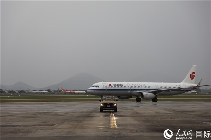 國(guó)航上海——河內(nèi)首班飛機(jī)抵達(dá)河內(nèi)內(nèi)排機(jī)場(chǎng)。人民網(wǎng)記者 楊曄攝