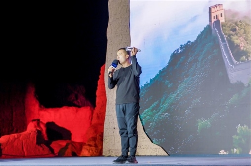 李剛在“何以中國·五星出東方”網(wǎng)絡(luò)主題宣傳活動現(xiàn)場演講。人民視頻供圖