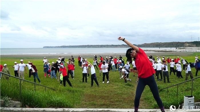 開跑前的熱身運動。人民網(wǎng) 蔣曉辰攝