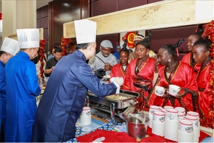 恩賈梅納大學(xué)孔子學(xué)院的學(xué)生們對中國餃子情有獨(dú)鐘。主辦方供圖