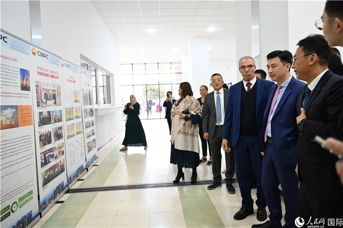 中企向阿爾及利亞大學(xué)捐贈(zèng)電教設(shè)備圖片展。人民網(wǎng)記者 郝瑞敏攝