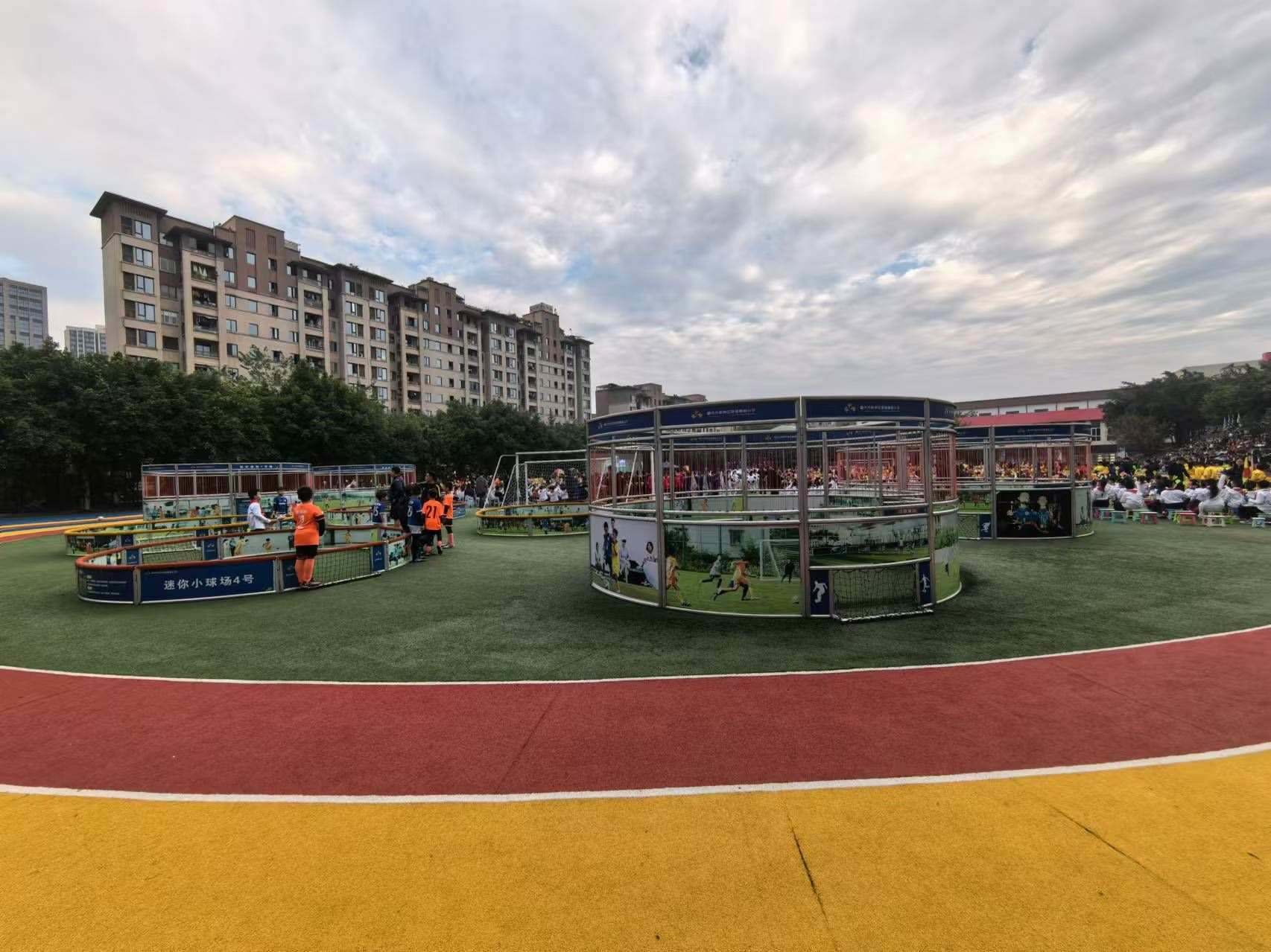 珊瑚魯能小學里的迷你足球場。 人民網(wǎng)記者 楊磊攝