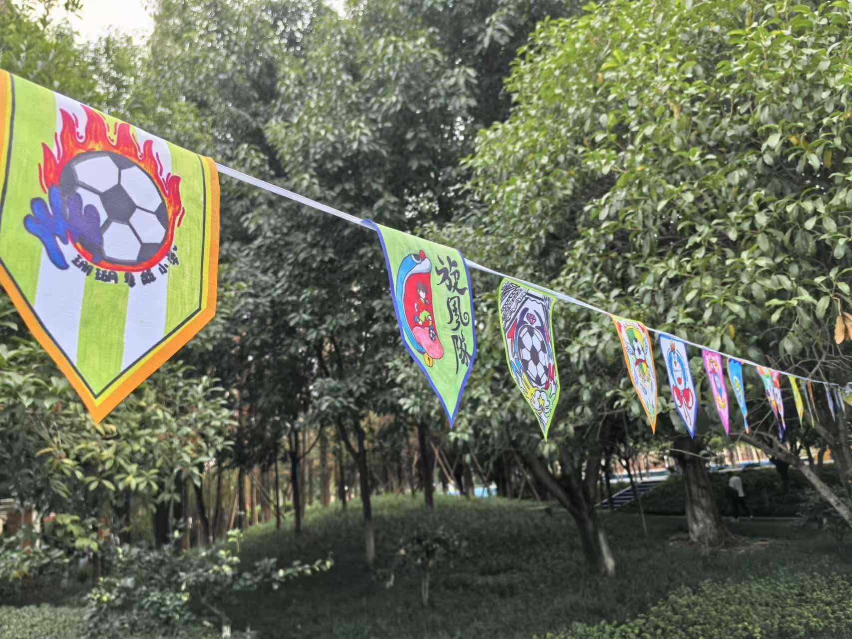 珊瑚魯能小學學生們手繪的“班超”隊徽。 人民網(wǎng)記者 楊磊攝