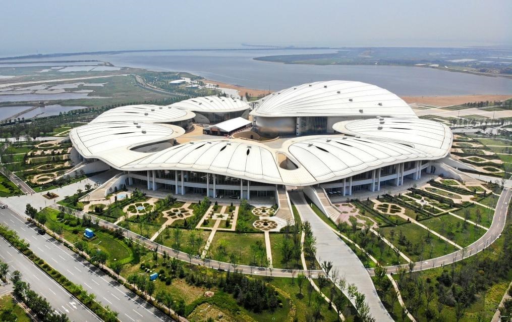 位于中國—上海合作組織地方經貿合作示范區(qū)的青島·上合之珠國際博覽中心（2024年7月18日攝，無人機照片）。新華社記者李紫恒 攝