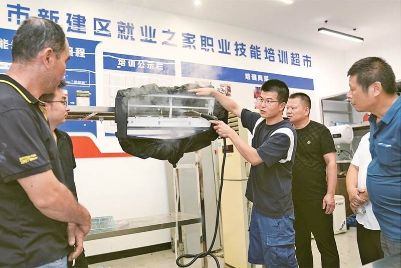 黨的二十屆三中全會強(qiáng)調(diào)，要健全終身職業(yè)技能培訓(xùn)制度。圖為2024年9月12日一位老師在給學(xué)員進(jìn)行家電清洗技術(shù)培訓(xùn)。 新華社記者 萬象/攝