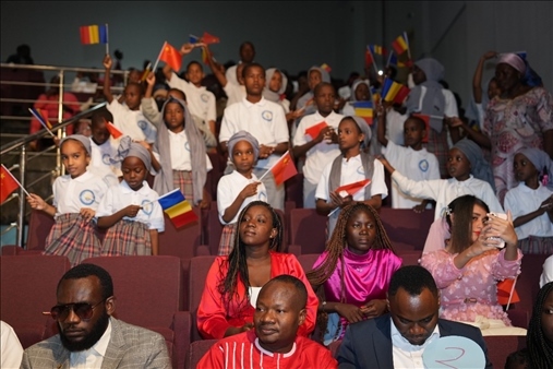 現(xiàn)場觀眾與決賽選手熱情互動。中國石油非洲公司供圖