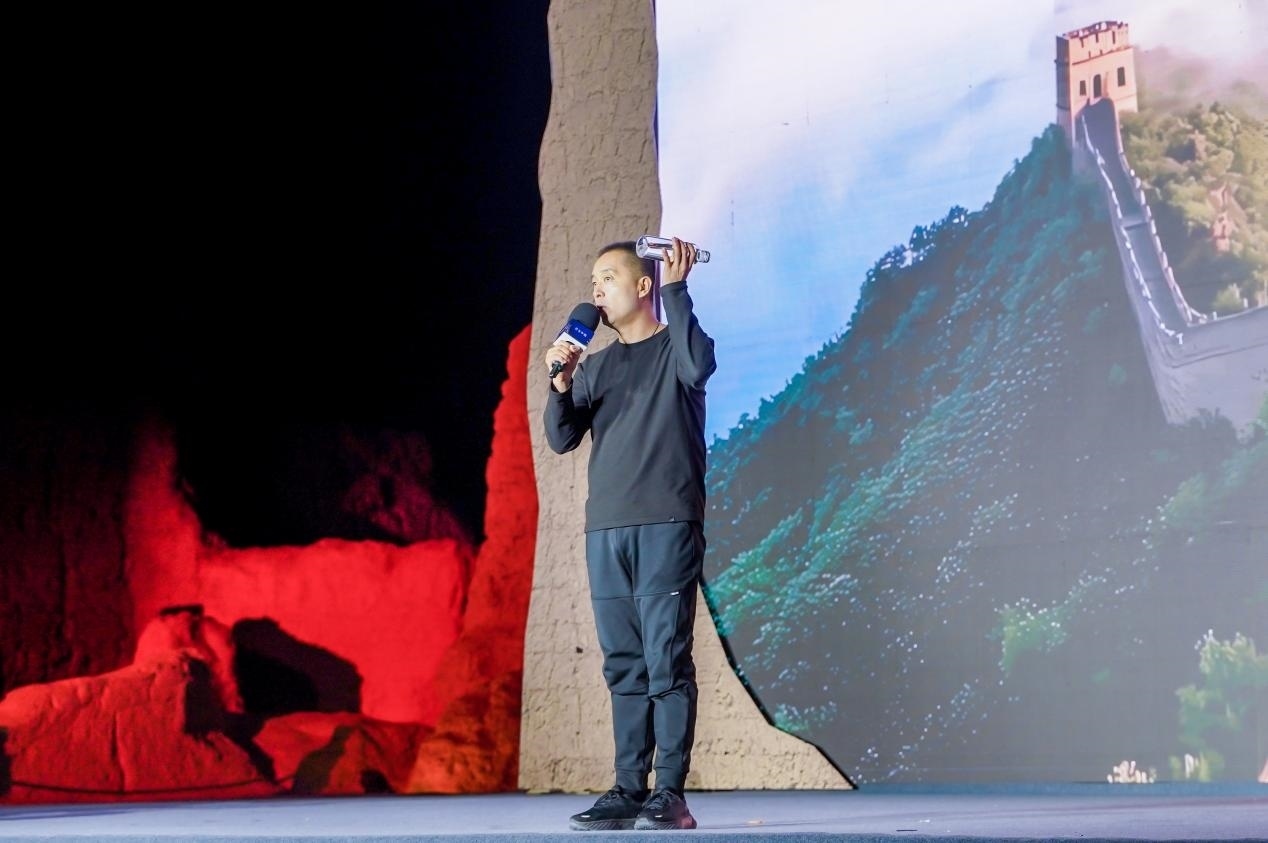 李剛在“何以中國(guó)·五星出東方”網(wǎng)絡(luò)主題宣傳活動(dòng)現(xiàn)場(chǎng)演講。人民視頻供圖