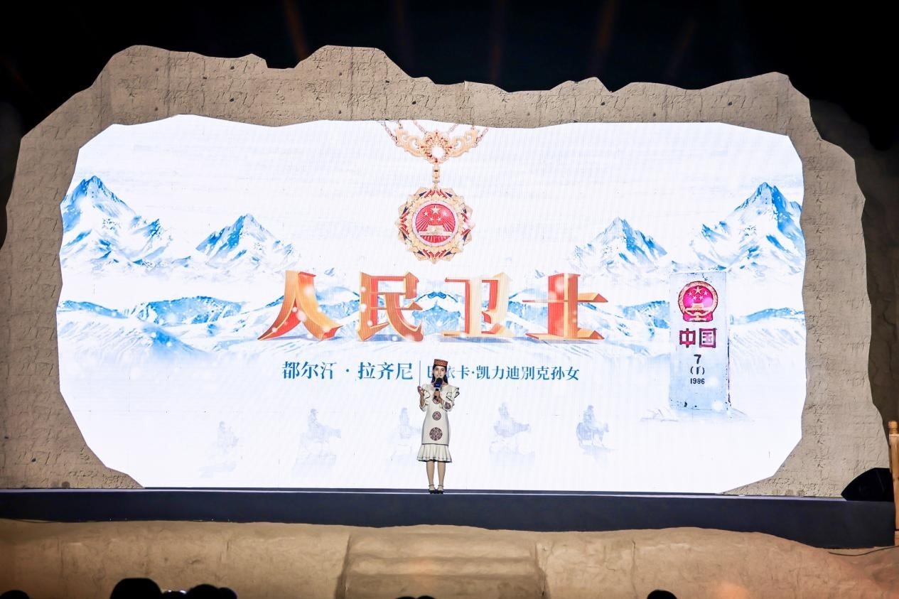 都爾汗·拉齊尼在“何以中國(guó)·五星出東方”網(wǎng)絡(luò)主題宣傳活動(dòng)現(xiàn)場(chǎng)演講。人民視頻供圖