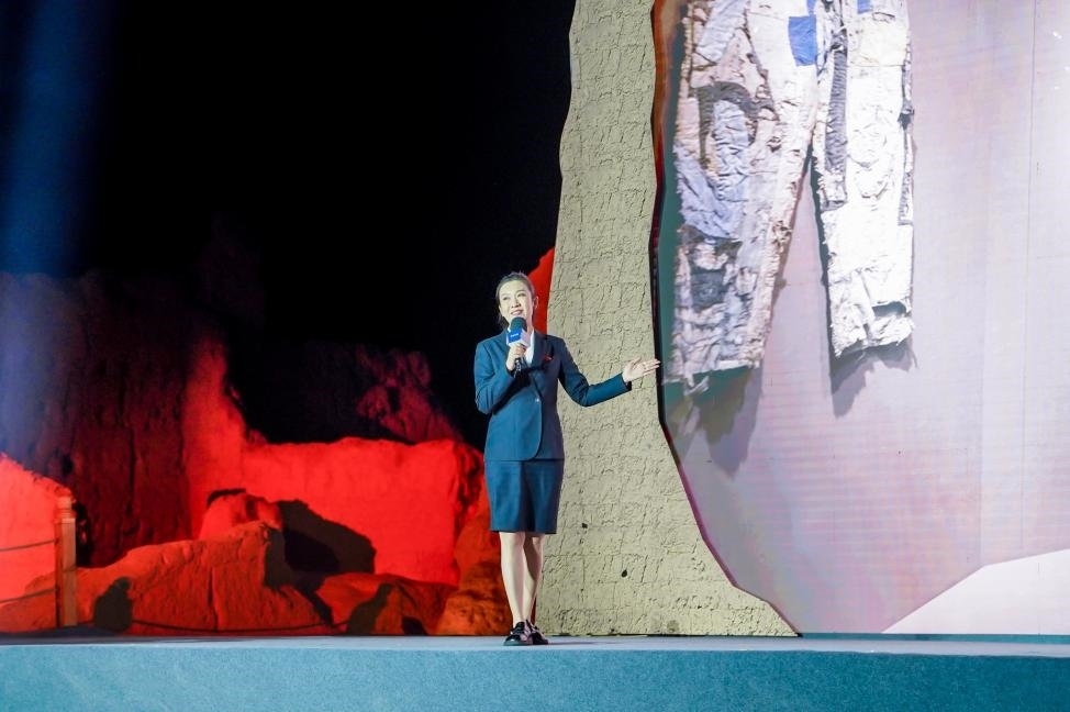 顧晨葉在“何以中國(guó)·五星出東方”網(wǎng)絡(luò)主題宣傳活動(dòng)現(xiàn)場(chǎng)演講。人民視頻供圖