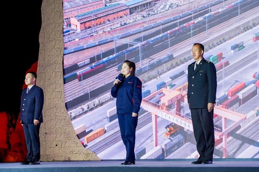 早吾扎?哈力賽（左二）在“何以中國(guó)·五星出東方”網(wǎng)絡(luò)主題宣傳活動(dòng)現(xiàn)場(chǎng)演講。人民視頻供圖