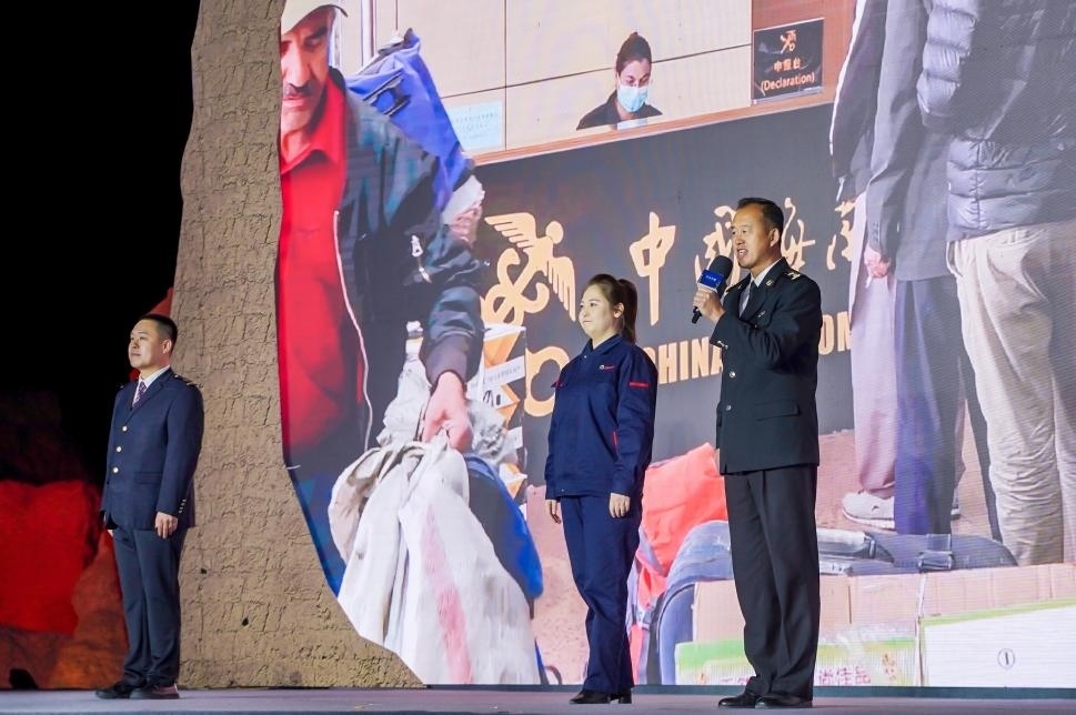 張曉波（右一）在“何以中國(guó)·五星出東方”網(wǎng)絡(luò)主題宣傳活動(dòng)現(xiàn)場(chǎng)演講。人民視頻供圖