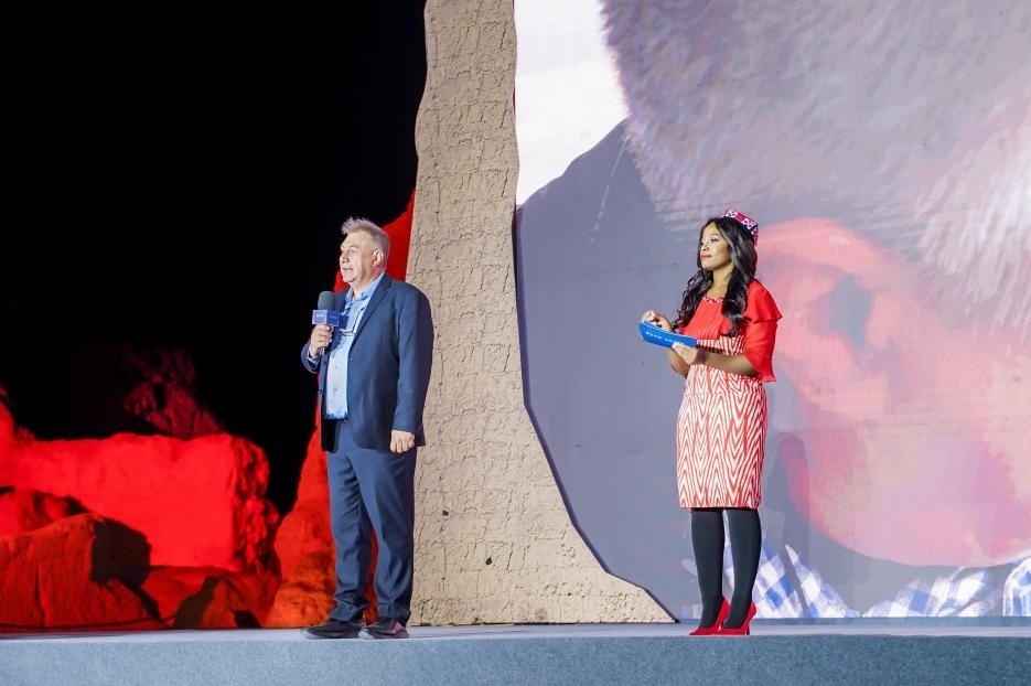 丹尼（左一）在“何以中國(guó)·五星出東方”網(wǎng)絡(luò)主題宣傳活動(dòng)現(xiàn)場(chǎng)演講。人民視頻供圖