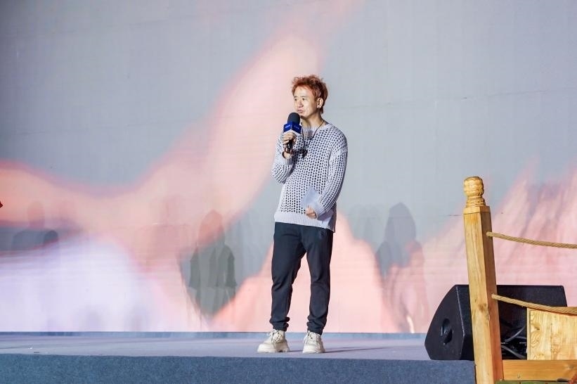 安鐘旭在“何以中國(guó)·五星出東方”網(wǎng)絡(luò)主題宣傳活動(dòng)現(xiàn)場(chǎng)演講。人民視頻供圖