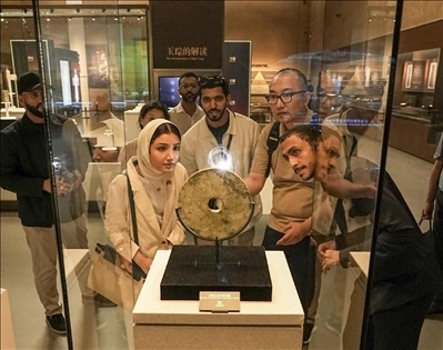 阿聯(lián)酋青年在良渚文化博物院參觀。中國銀行供圖