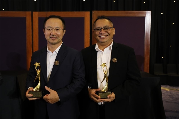 趙志剛與多迪獲獎(jiǎng)后合影。國(guó)能印尼爪哇發(fā)電公司供圖