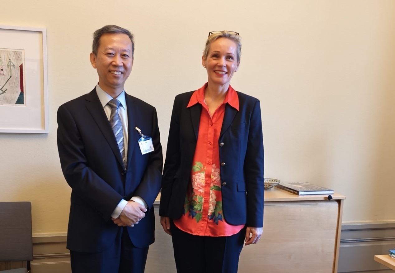 中國駐瑞典大使崔愛民會(huì)見瑞典外交部外貿(mào)總司長米蘭德。中國駐瑞典大使館供圖
