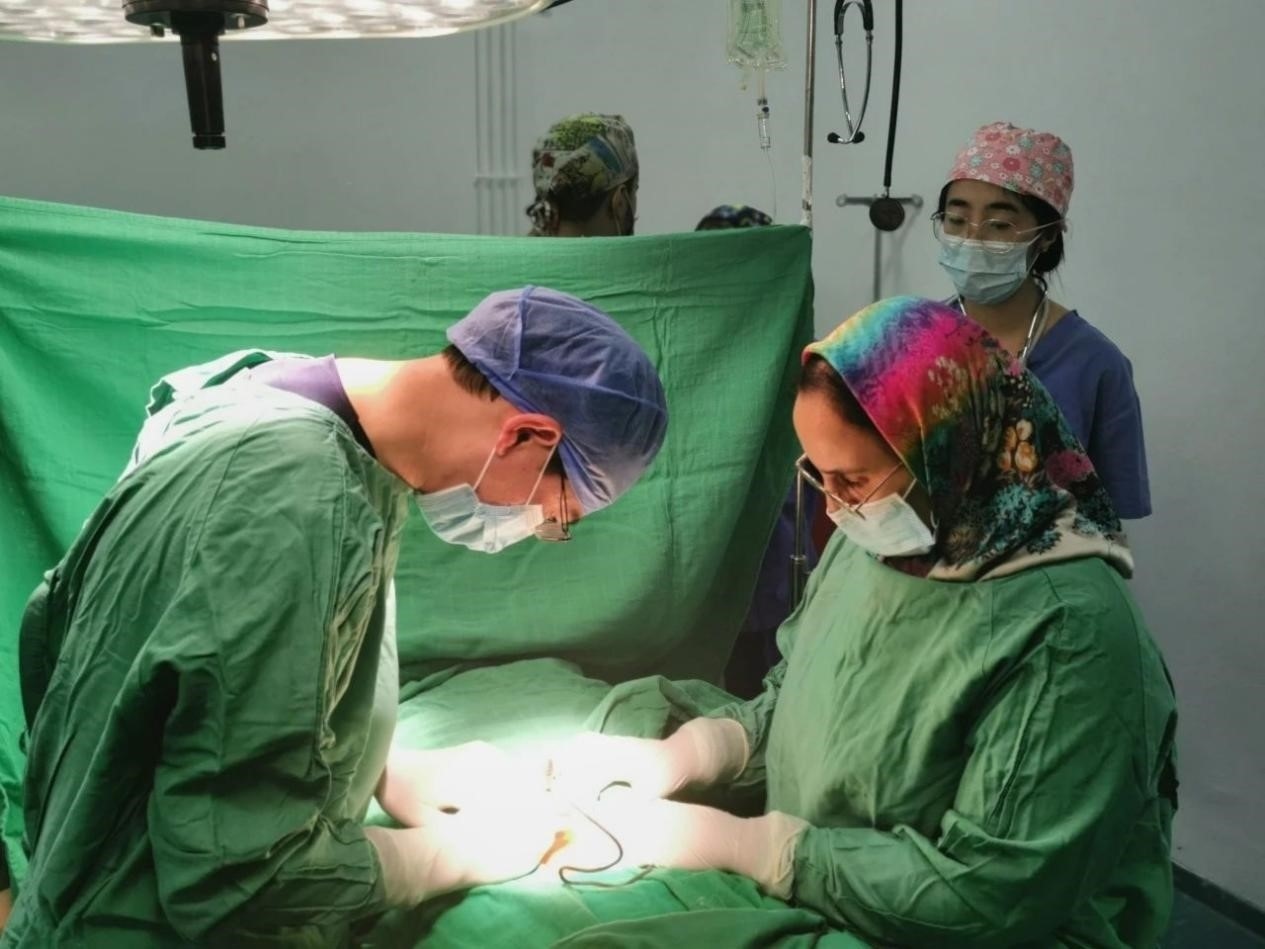 中國(guó)醫(yī)療隊(duì)員與當(dāng)?shù)蒯t(yī)生合作開(kāi)展手術(shù)。第196批中國(guó)援助摩洛哥醫(yī)療隊(duì)塞達(dá)特分隊(duì)供圖