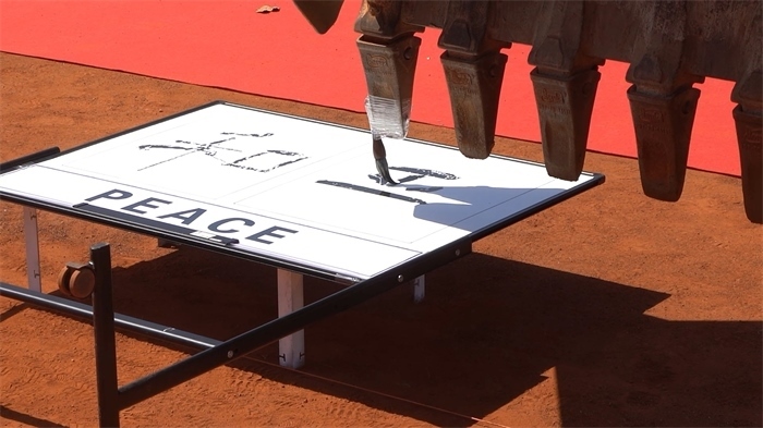 工程機(jī)械表演寫書法。王皓宇攝