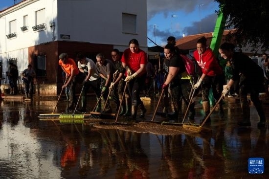 11月2日，居民在西班牙烏鐵爾清理房屋。新華社記者 孟鼎博 攝