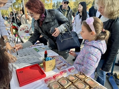 活動(dòng)現(xiàn)場外賓體驗(yàn)中國書法。 中國駐保加利亞大使館供圖。