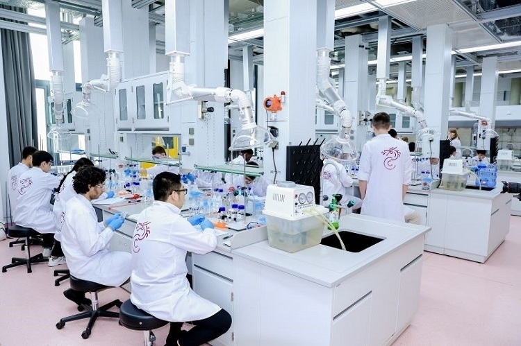 中外學生同堂做實驗。深北莫供圖