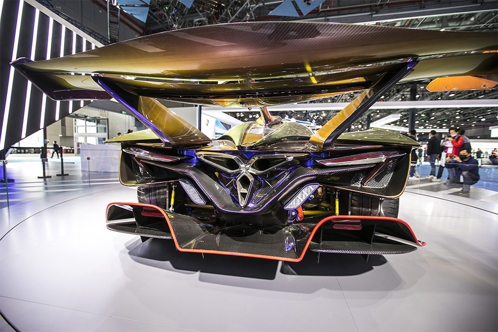 2020年11月5日，上海，來(lái)自德國(guó)的全球首款全碳纖維跑車(chē)亮相進(jìn)博會(huì)。該車(chē)總重量只有1250KG。